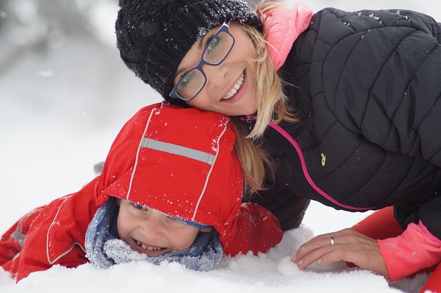 matka s dítětem na sněhu