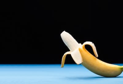 Banán ve slupce 